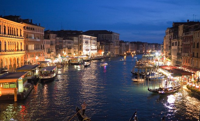 Чешских болельщиков в Венеции оштрафовали за купание голышом