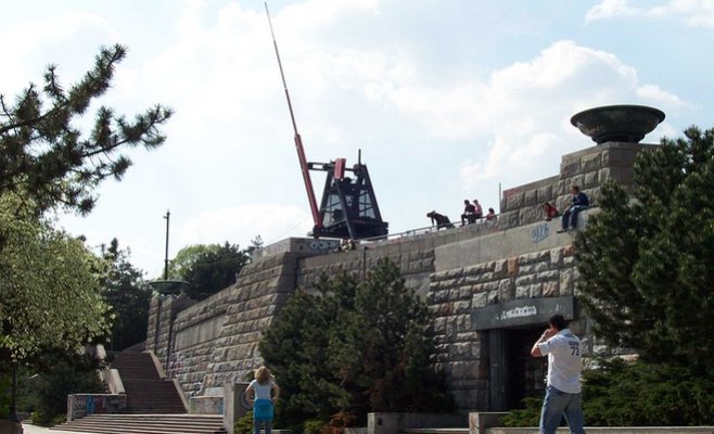 Смотровую площадку у метронома на Летне закроют из-за угрозы обрушения