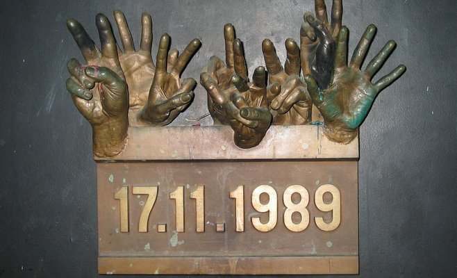 Президент Милош Земан отказался участвовать в массовых мероприятиях, посвященных 30-летию Бархатной революции