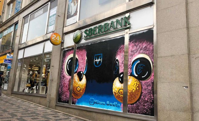 Граффити-художники разрисовали здания в центре Праги