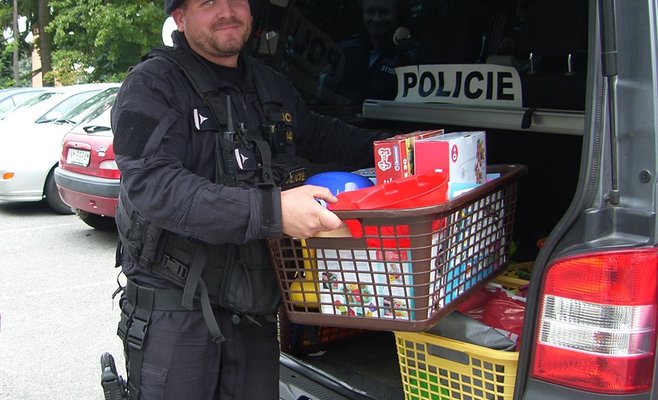 Сотрудники полиции и МЧС занялись благотворительностью