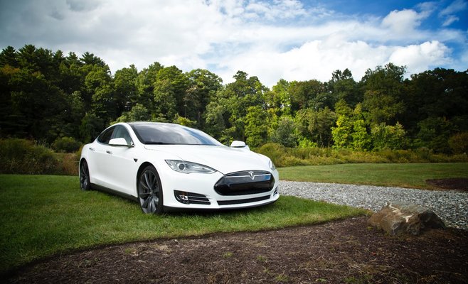 Tesla озвучила цены на свои электромобили в ЧР