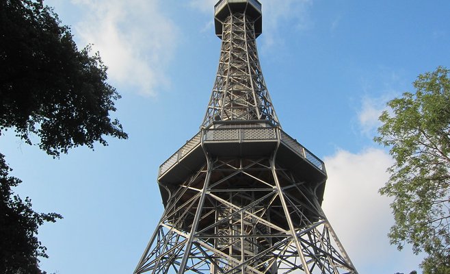 Прага хочет подсветить золотым цветом Петршинскую башню в честь Карела Готта