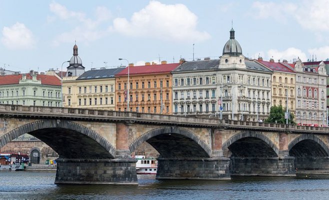 Пешеходы сделали из моста Палацкого в Праге мусорную свалку