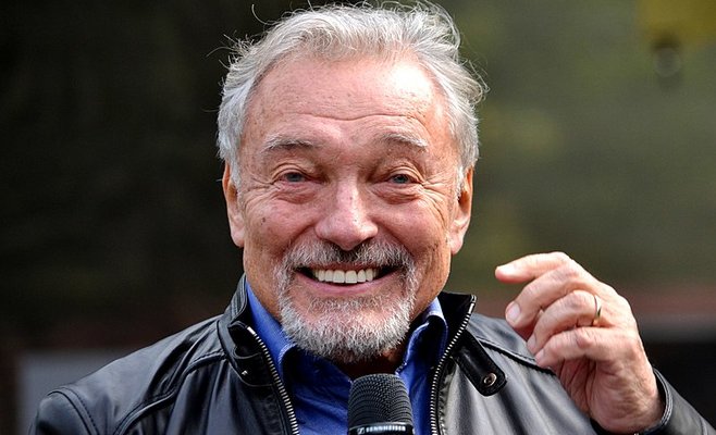 Прагу ожидают проблемы с движением транспорта из-за прощания с Карелом Готтом