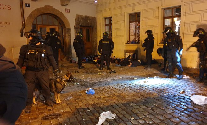 В центре Праги задержали футбольных фанатов