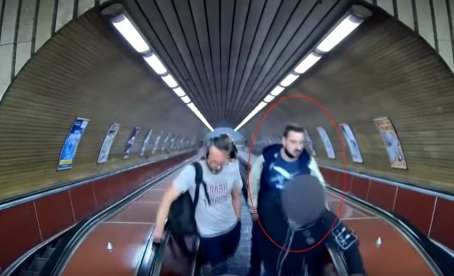 Полиция разыскивает мужчину, напавшего на футбольного фаната в метро