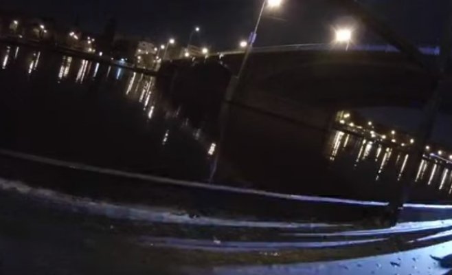 Пьяный мужчина голым прыгнул в реку Влтаву в центре Праги