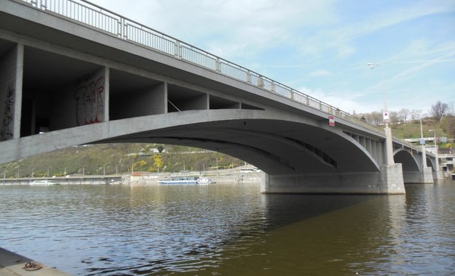 На дне Влтавы обнаружен странный предмет