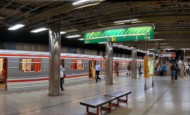 Мужчина попал под поезд на станции метро «Скалка». Движение было остановлено