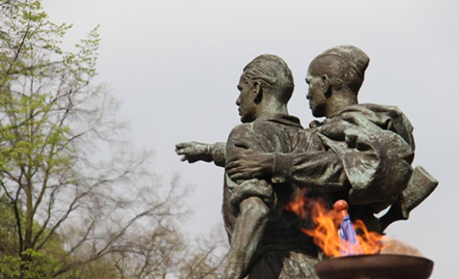 В Остраве неизвестные облили краской памятник Красной Армии