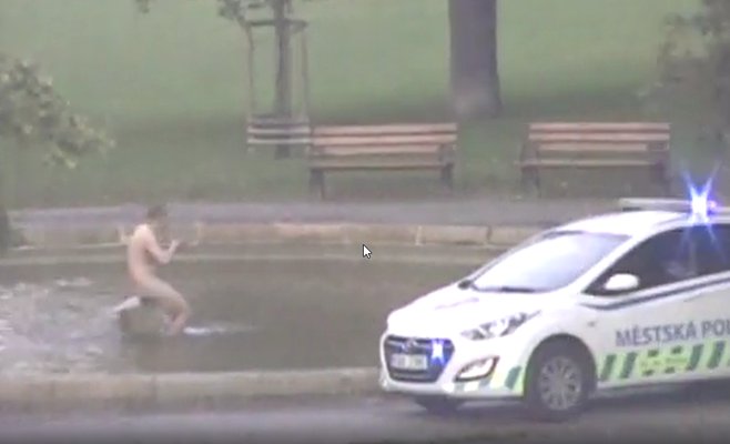 Голый мужчина купался в фонтане в центре Праги