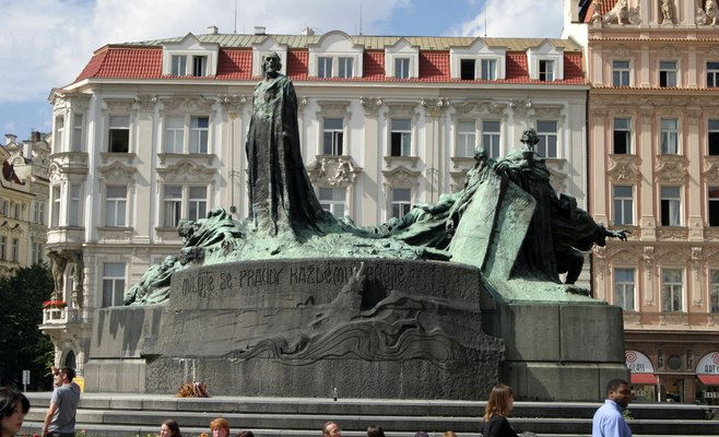 Британский турист прикрепил фаллоимитатор к памятнику Яну Гусу в Праге