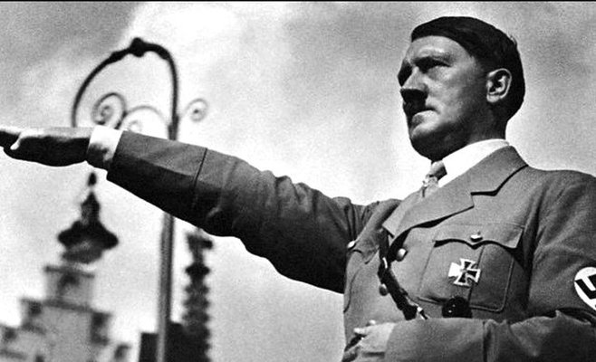 Посол Германии обратил внимание на продажу резиновых масок Гитлера в центре Праги