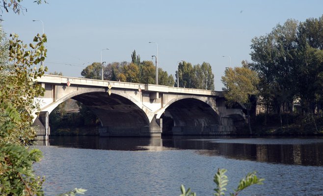 На Либеньском мосту, в честь его 91-летия, восстановили оригинальное освещение