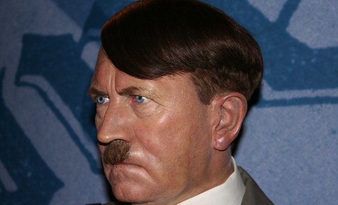 Маски Гитлера в центре Праги продавались с нарушением договора