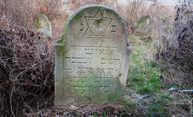 Еврейской общине вернут тротуарную брусчатку, сделанную из еврейских надгробий