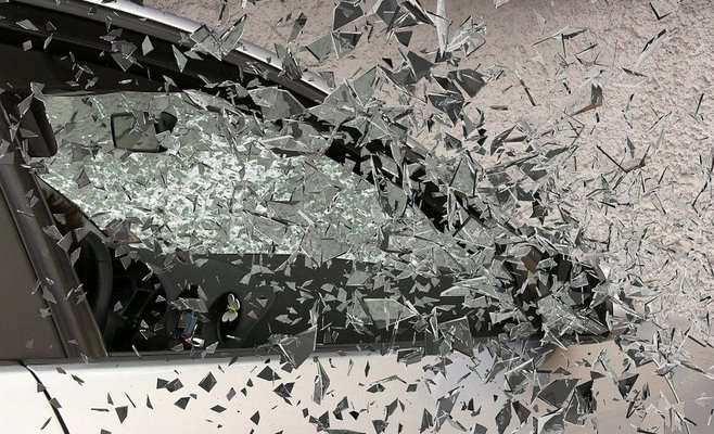 Водитель «Мерседеса» уснул за рулем и въехал в зал автосалона, повредив 27 автомобилей