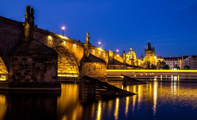 У Карлова моста установили новые ледоломы