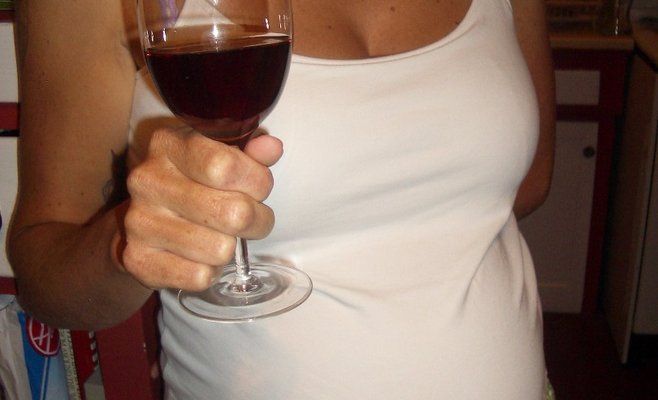 15 из 1000 женщин употребляют алкоголь во время беременности. Последствия