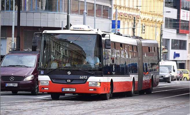 Водитель автобуса в Праге засыпал за рулем, а пассажиры его будили