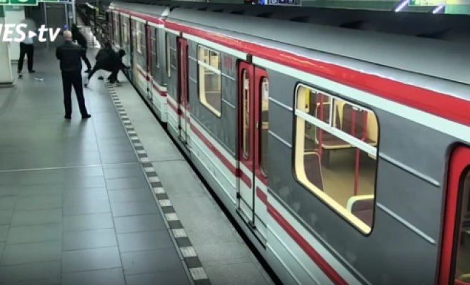 Неизвестные вандалы обрызгали краской поезд метро, а затем и вмешавшихся сотрудников