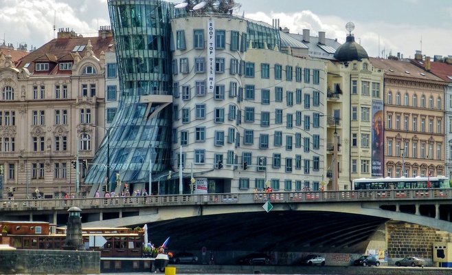 Петршинская башня и Танцующий дом будут освещены бирюзовым светом в честь 30-летия борьбы за права детей