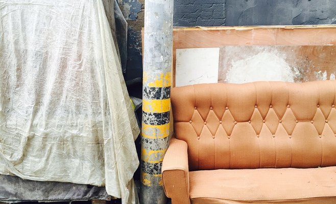 Упавший из окна диван отправил прохожую на больничную койку