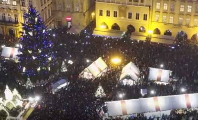 На главной елке Чехии зажглись огни