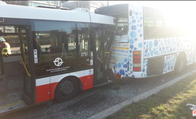 В результате столкновения автобусов в Праге пострадали 16 человек