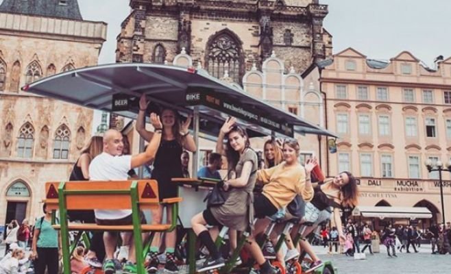 Весной из центра Праги исчезнут пивные велосипеды