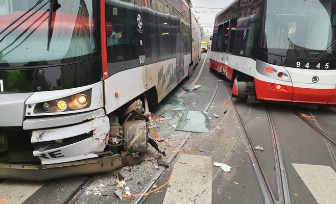 В Праге столкнулись два трамвая, среди пострадавших есть дети