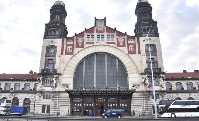 Сегодня на Главном вокзале Праги исполнят рождественскую мессу, а над Влтавой зазвучат колокола