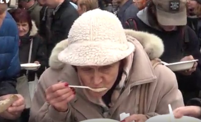 Раздача бесплатного супа в центре Праги сопровождалась ссорами
