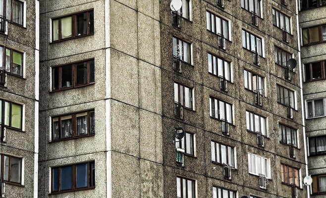 В Праге подросток выпал из окна