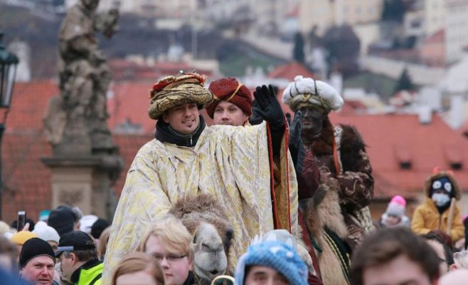 Сегодня по Праге проедут три короля на верблюдах