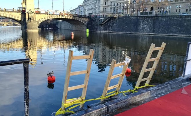 На Влтаве состоялся традиционный заплыв выносливых людей