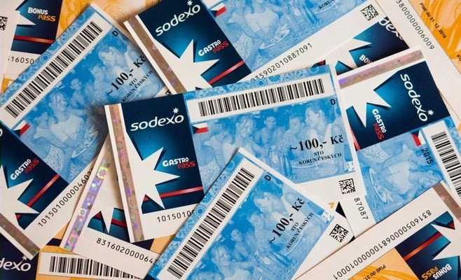 Министр финансов Алена Шиллерова предлагает отменить сверхбрутто зарплаты и продовольственные ваучеры