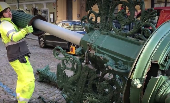 В Праге у Карлова моста мусоровоз сшиб старинный газовый фонарь