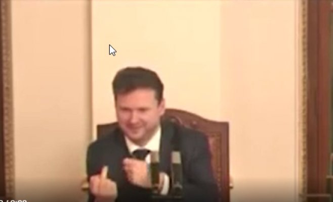 Председатель Палаты депутатов Радек Вондрачек показал на заседании неприличный жест