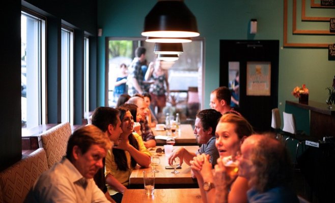 Неизвестный запустил фейерверк прямо в ресторане в центре Праги. Есть пострадавшие