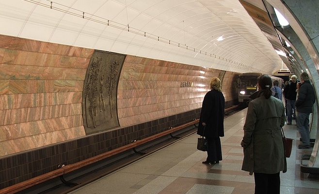 Пражская полиция задержала двух молодых людей толкнувших мужчину под поезд метро