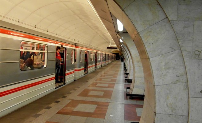 Полиция разыскивает свидетелей падения человека под поезд метро на станции «Андел»