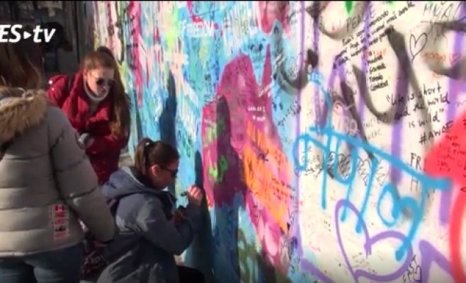 Туристы продолжают разрисовывать стену Леннона в Праге