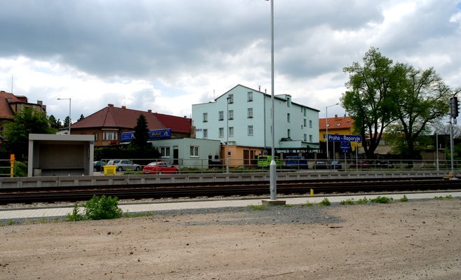 В Праге воспитатели перевели детей через переезд на красный свет