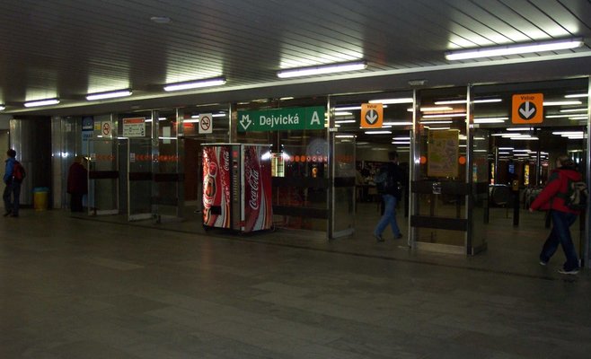 На линии А пражского метро мужчина попал под поезд