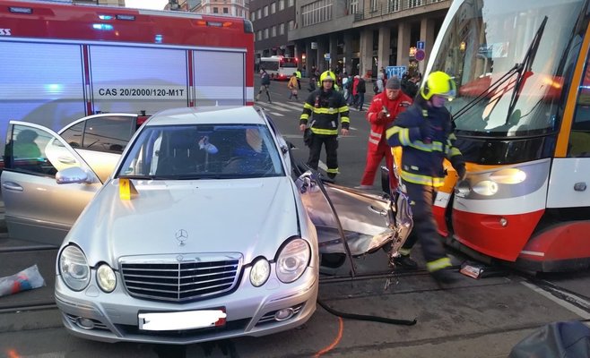 В Праге произошла серьезная авария с участием трамвая и легкового автомобиля