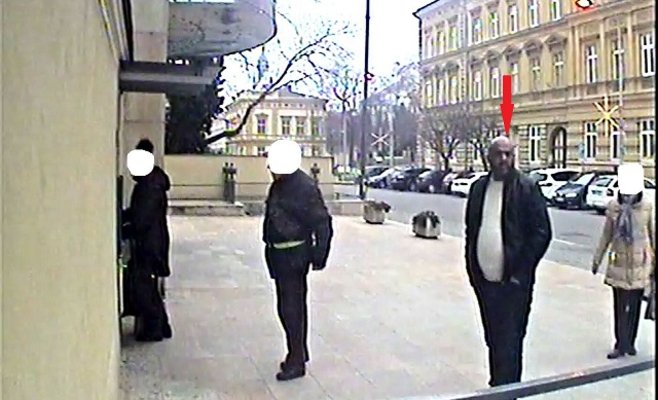 Полиция разыскивает мужчину, который ограбил пенсионера возле банкомата