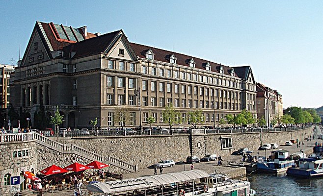 Неизвестный вандал порезал кресла и диваны в здании Карлова университета