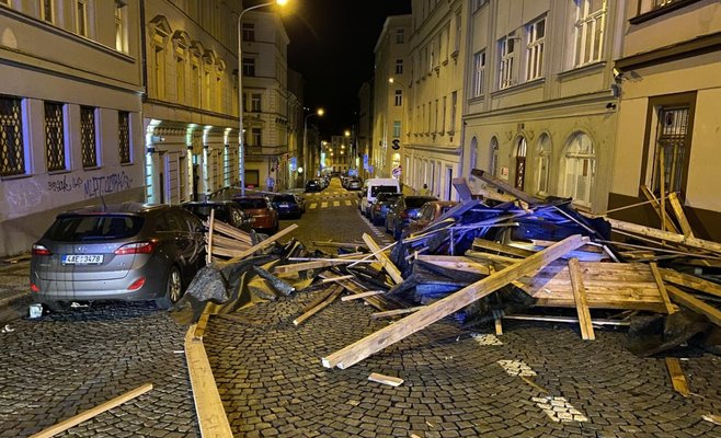 Ураган в ЧР оставил около 40 тыс. домов без электричества, повалил деревья и остановил поезда